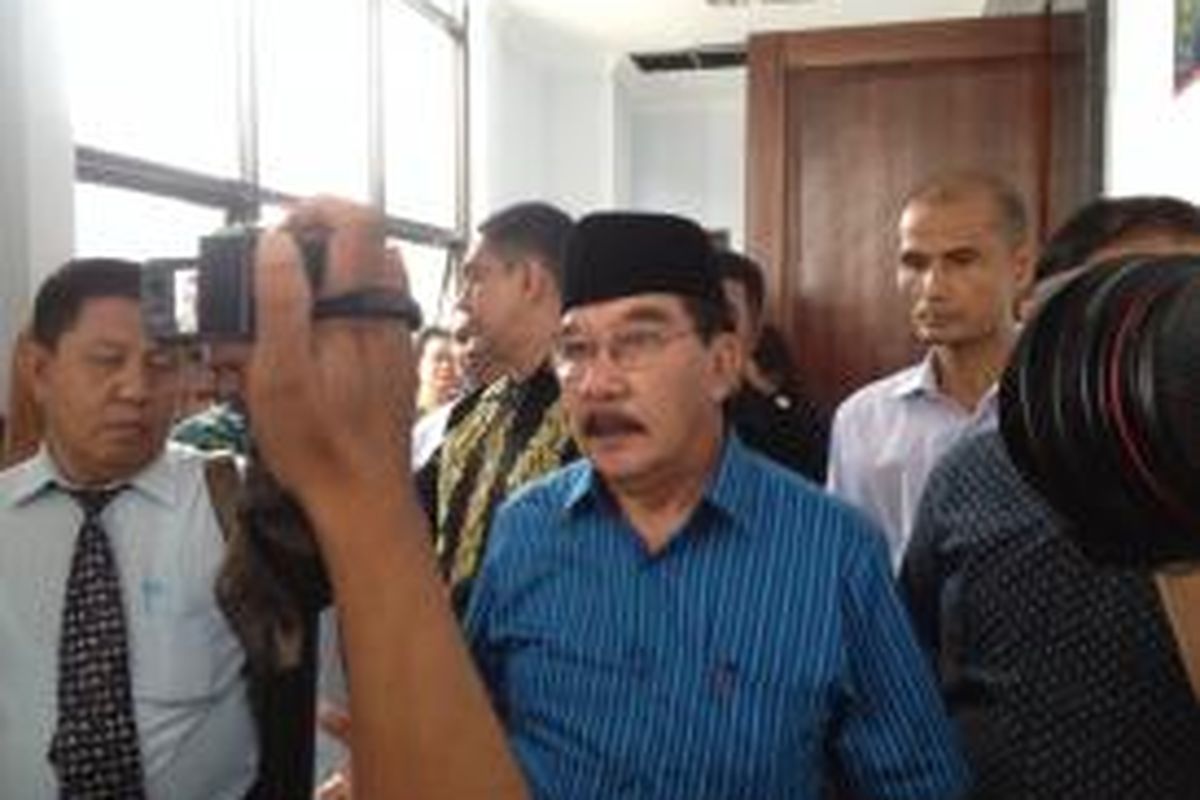 Mantan Ketua Komisi Pemberantasan Korupsi (KPK) Antasari Azhar memberikan keterangan usai sidang putusan gugatan perdata terhadap RS Mayapada di Pengadilan Negeri (PN) Tangerang, Rabu (15/4/2015). Dalam sidang putusan ini, majelis hakim menolak seluruh gugatan Antasari.
