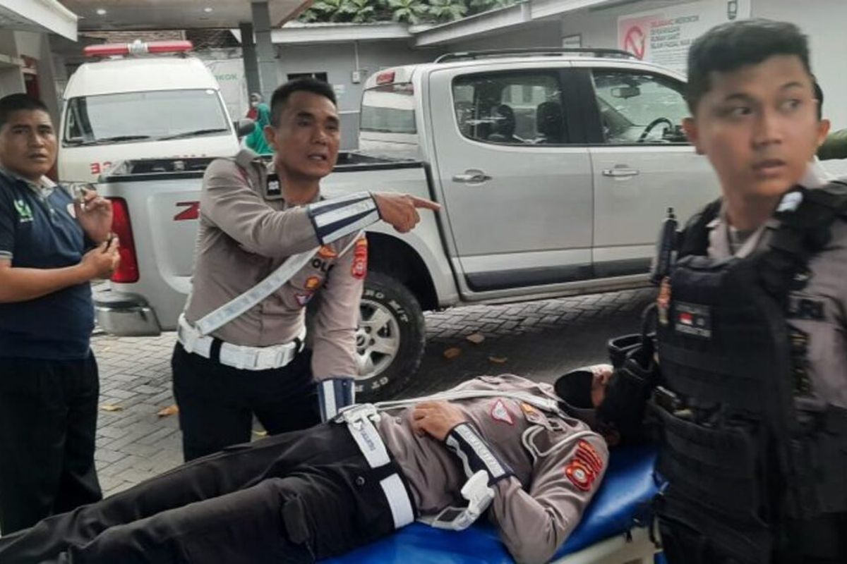 Aipda Sunandar saat dibawa dievakuasi ke rumah sakit (RS) usai ditabrak mobil saat mengatur lalu lintas di bilangan Jalan A P Pettarani, Kota Makassar, Sulawesi Selatan (Sulsel), Selasa (6/8/2024).