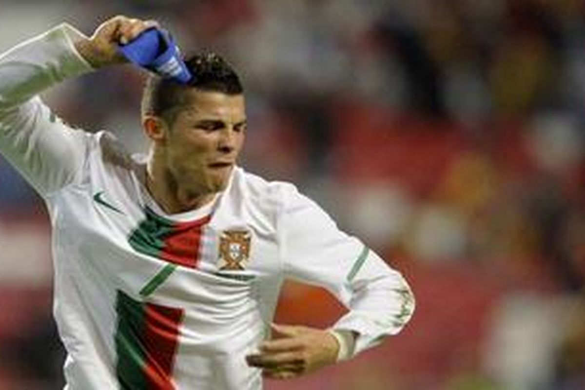 Kapten Portugal Cristiano Ronaldo membanting ban kaptennya setelah wasit menganulir golnya ke gawang Spanyol dalam duel persahabatan di Stadion Luz, Lisabon, Portugal, 17 November 2010.