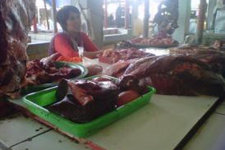 Pedagang daging sapi di Pasar Rejowinangun Kota Magelang Jawa Tengah, Senin (10/8/2015).