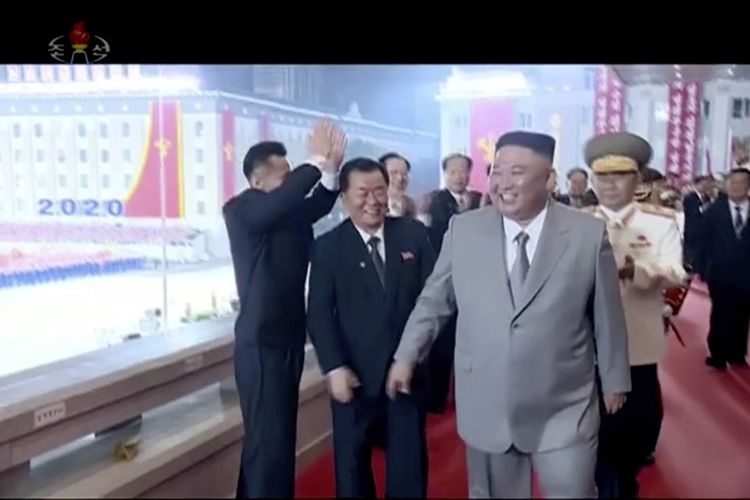 Dalam gambar yang berasal dari tangkapan layar tayangan televisi Korea Utara KRT, nampak Pemimpin Tertinggi Kim Jong Un tersenyum saat dia meninggalkan venue parade militer untuk merayakan 75 tahun Partai Korea, 10 Oktober 2020.