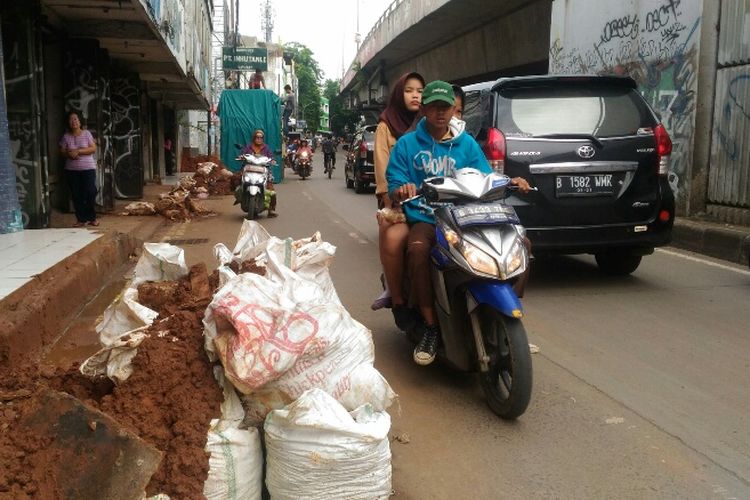 Sejumlah pengendara motor nekat melawan arah di Jalan Ir H Juanda, tepat di bawah jalan layang Ciputat, Tangerang Selatan, Rabu (31/1/2018).