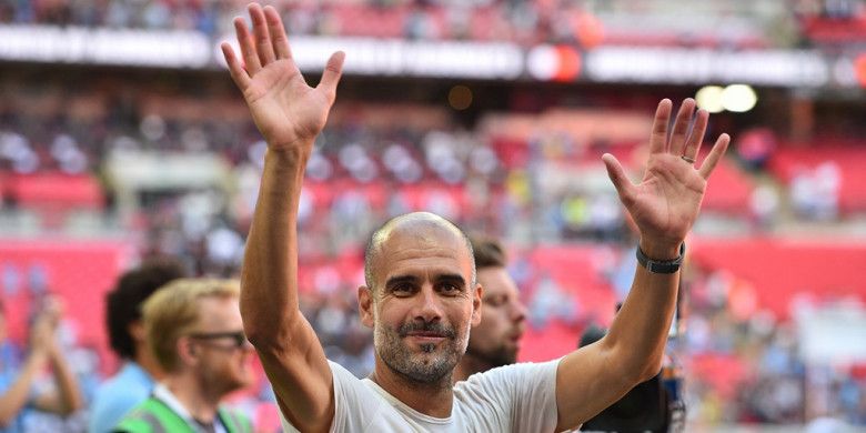 Pelatih Manchester City, Pep Guardiola, merayakan kemenangan timnya atas Chelsea dalam laga Community Shield di Stadion Wembley, London, Inggris pada 5 Agustus 2018.
