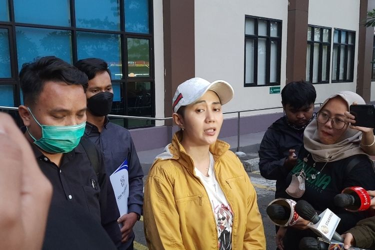 Aida Saskia melaporkan teman dekatnya yang bernama Putri Echa Tarina ke Polres Metro Jakarta Pusat, Senin (24/10/2022) atas dugaan penganiayaan. 