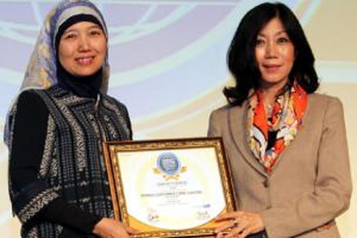 (kiri) General Manager Honda Customer Care Center AHM Istiyani Susriyati, menerima penghargaan Contact Center Service Excellence Award 2014 yang diserahkan oleh (kanan) CEO Carre CCSL Yuliana Agung di Hotel Mulia, Jakarta (3/4).