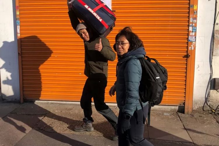 Saya mengikuti Suhada menuju stasiun kereta bawah tanah dengan tujuan Bandara Heathrow, London.