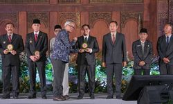 Berhasil Turunkan Angka Stunting, Bupati HST Raih Penghargaan dari BKKBN