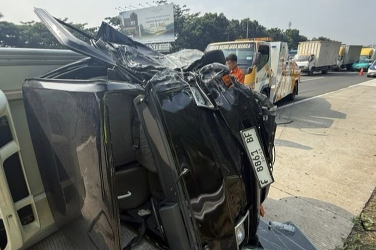 Nyalip dari Bahu Jalan, Truk Box Tabrak Mobil di Tol Jagorawi KM 35 Hingga Terguling