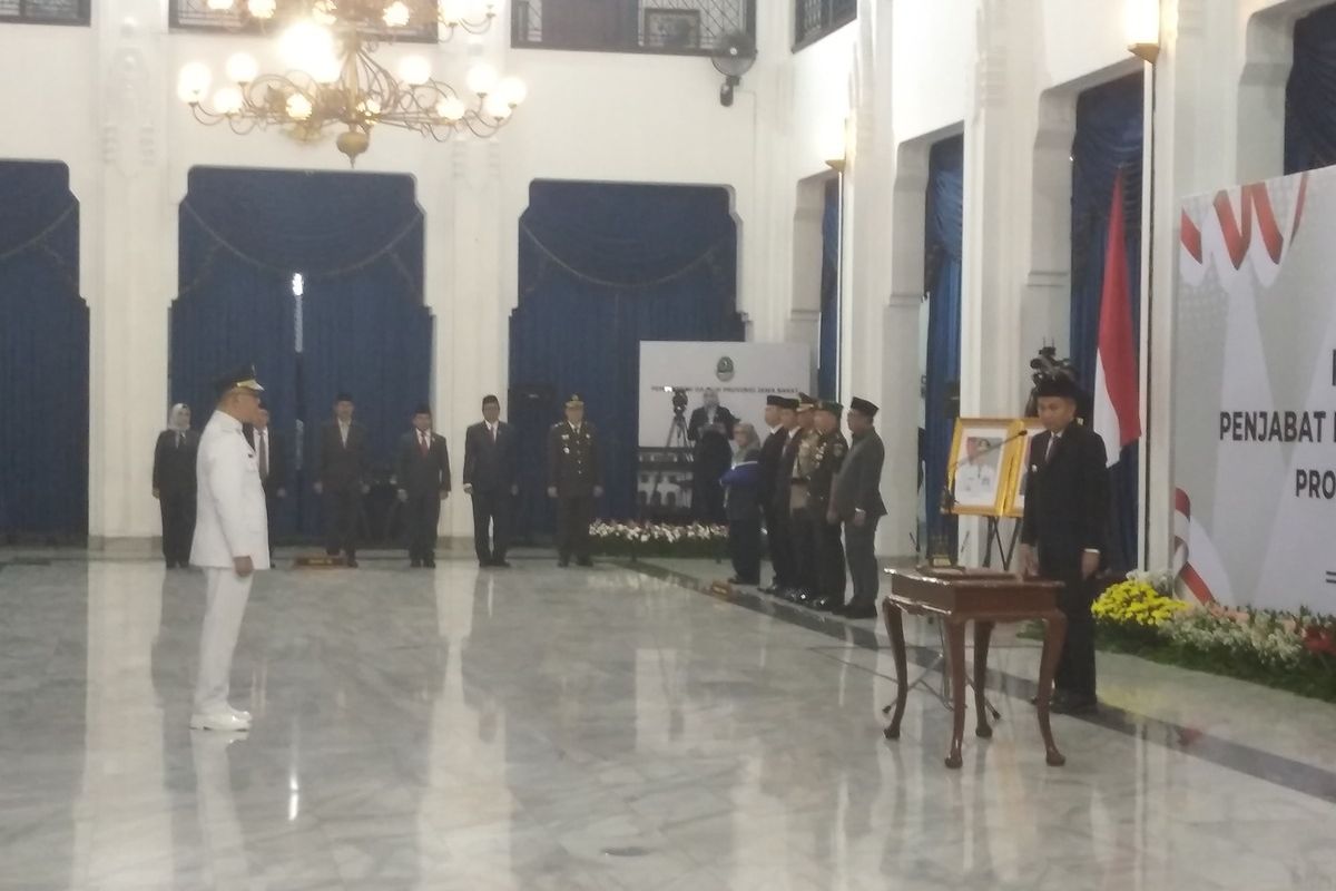 Ade Zakir dilantik sebagai Penjabat Bupati Bandung Barat oleh Pj Gubenur Jabar Bey Machmudin di Gedung Sate, Kota Bandung, Sabtu (15/6/2024).