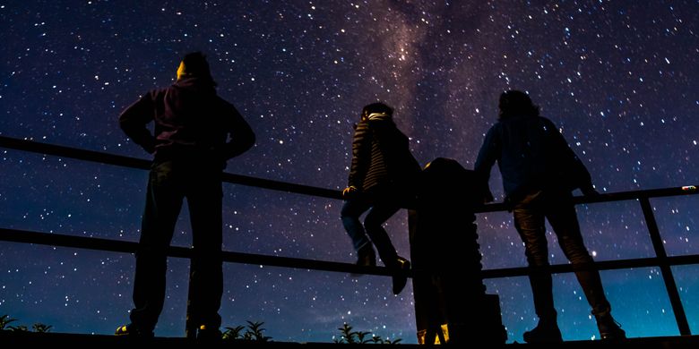 Saat cuaca cerah dan tak ada polusi cahaya, Milky Way atau Galaksi Bima Sakti bisa terlihat di langit dan difoto menggunakan kamera.