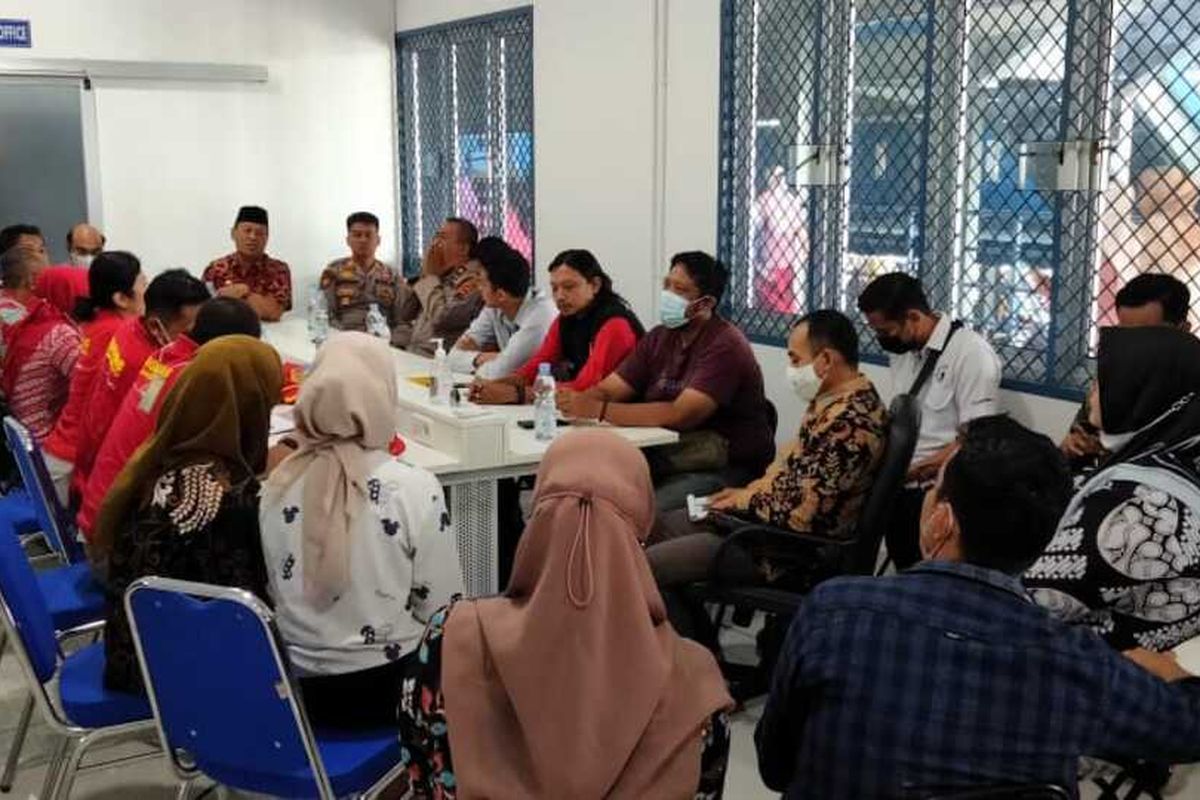 Dinas Tenaga Kerja dan Transmigrasi (Disnakertrans) Provinsi Jateng serta Kabupaten Grobogan berupaya mengklarifikasi permasalahan tersebut dengan mendatangi PT Sai Apparel Industries Grobogan, Jumat (3/2/2023).