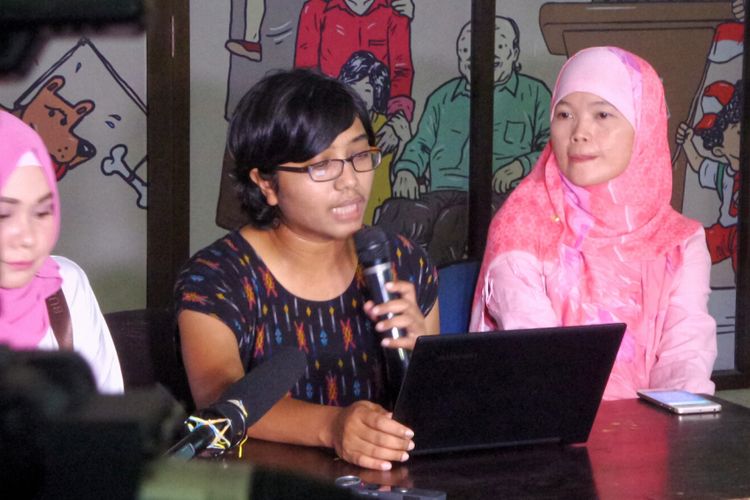 Ketua Yayasan Lembaga Bantuan Hukum Indonesia (YLBHI) Asfinawati saat memberikan keterangan pers terkait fenomena persekusi, di kantor YLBHI, Menteng, Jakarta Pusat, Kamis (1/6/2017).