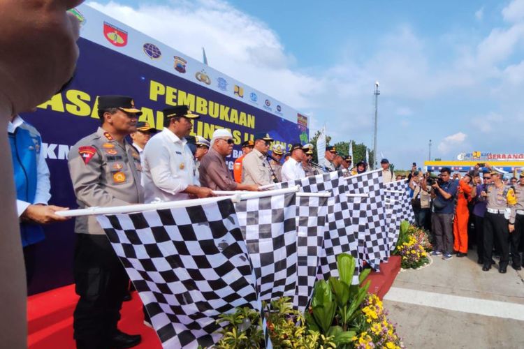 Pembukaan One Way di Km 414 Tol Kalikangkung, Jawa Tengah, Sabtu (13/4/2024).