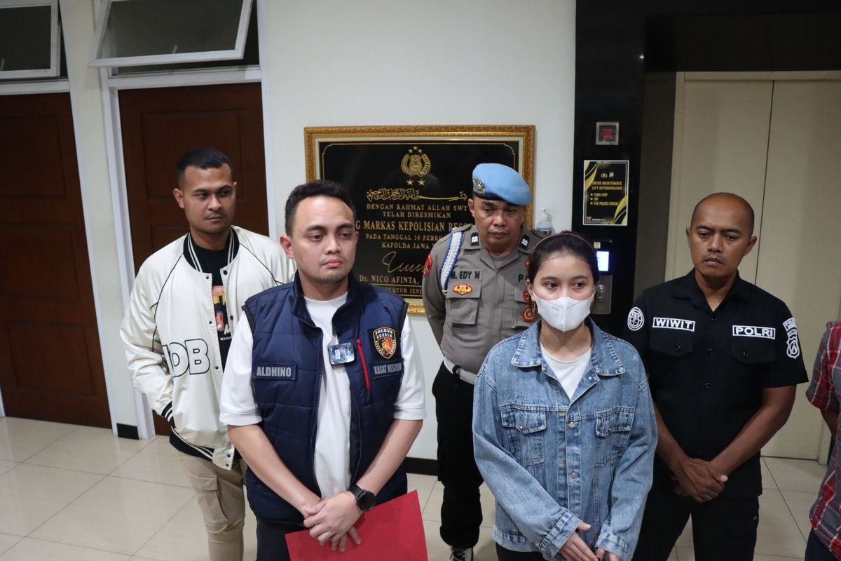 Kasatreskrim Polres Gresik AKP Aldhino Prima Wirdhan (dua dari kiri) bersama AS, saat memberi keterangan kepada awak media di kantor Polres Gresik, Jawa Timur, Sabtu (20/4/2024) malam.