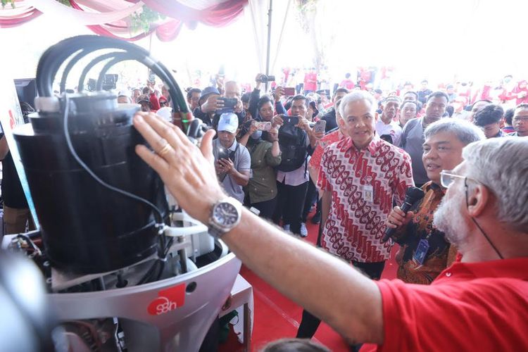 Gubernur Jawa Tengah Ganjar Pranowo memberikan bantuan mesin perahu listrik kepada sejumlah nelayan di Cilacap, Jawa Tengah, Jumat (11/8/2023).