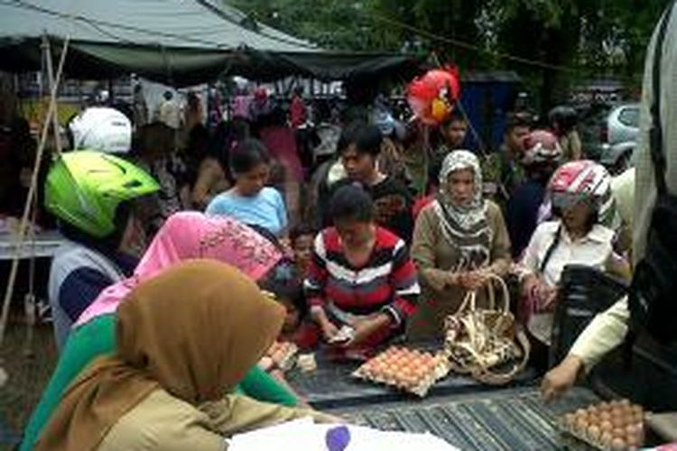 Sejumlah warga di Kabupaten Bone, Sulawesi Selatan tengah berebut telur dengan harga terjangkau di pasar murah yang digelar oleh tentara. Kamis, (25/07/2013).