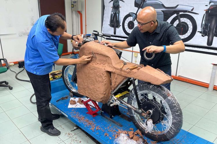 Modenas, menggandeng instisusi pengembangan terapan nasional Malaysia MIMOS dan Universitas Malaysia Perlis (UNIMAP) untuk mengembangkan sepeda motor hybrid.