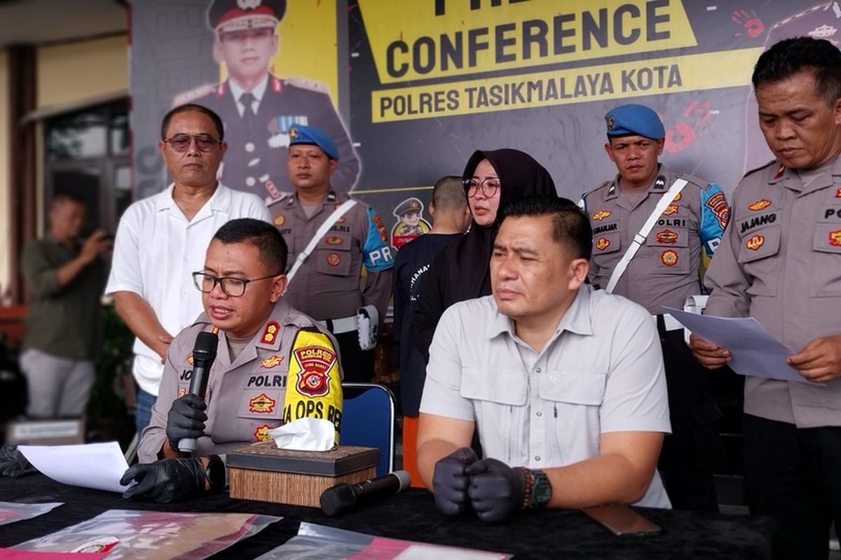 Kepala Polres Tasikmalaya Kota, Jawa Barat, AKBP Joko Sulistiono, menerangkan penangkapan pelaku kasus pengepul judi online togel di wilayah Kota Tasikmalaya, Rabu (30/10/2024).
