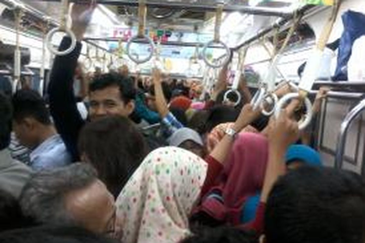 Suasana di dalam gerbong KRL tujuan Bogor-Jakarta Kota penuh sesak oleh para penumpang komuter Jabodetabek. kondisi ini tidak jauh berbeda dengan hari kerja.