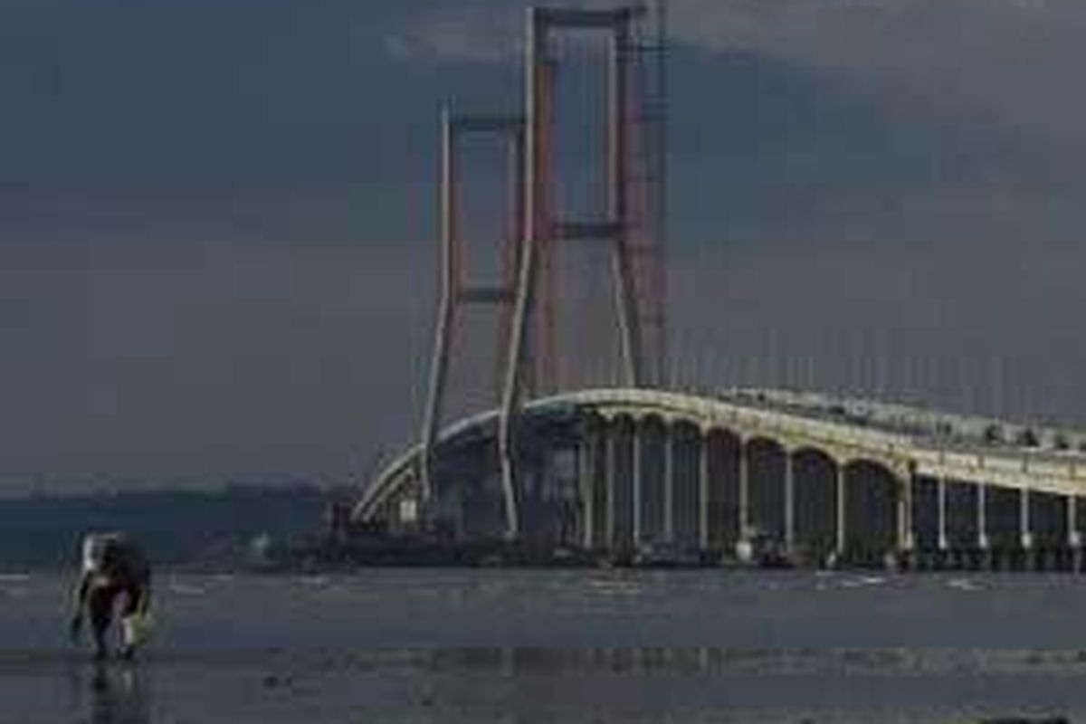 Jembatan Suramadu yang menghabiskan dana sebesar Rp 4,5 triliun telah siap dioperasikan dengan membawa harapan baru akan percepatan pembangunan di kawasan Madura. 