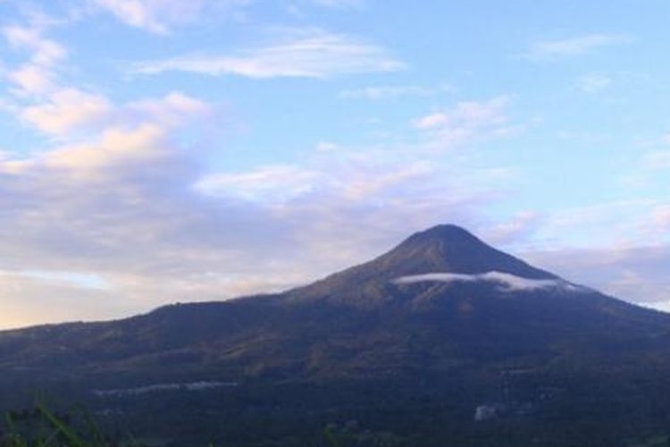 Pemandangan Gunung Klabat dari Bukit Waleposan yang berlokasi di Desa Lembean, Kecamatan Kauditan, Kabupaten Minahasa Utara, Sulawesi Utara.