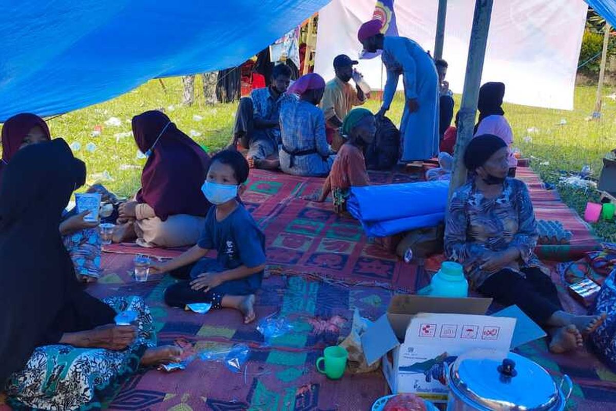 Sejumlah warga korban gempa bumi saat berada di tenda yang terbuat dari terpal plastik di depan Kantor Camat Tigo Nagari, Kabupaten Pasaman, Sumbar, Minggu (27/2/2022).