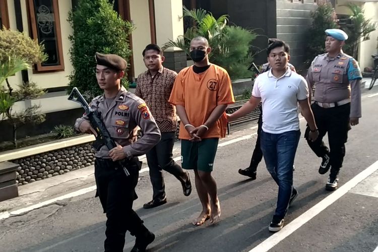 Polisi menggiring MKS, tersangka kasus penganiayaan hingga tewas terhadap pacarnya sendiri, ke ruang tahanan Polres Blitar Kota, Jumat (22/8/2025)