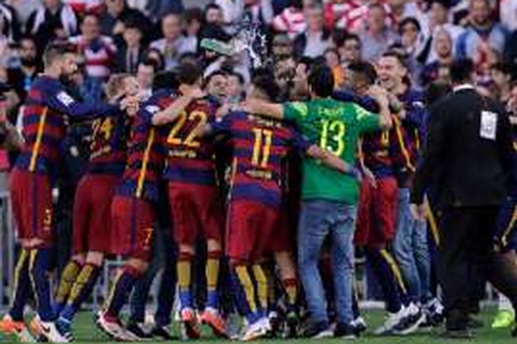 Para pemain Barcelona merayakan kemenangan atas Granada sekaligus keberhasilan memenangi Divisi Primera La Liga, Sabtu (14/5/2016). 