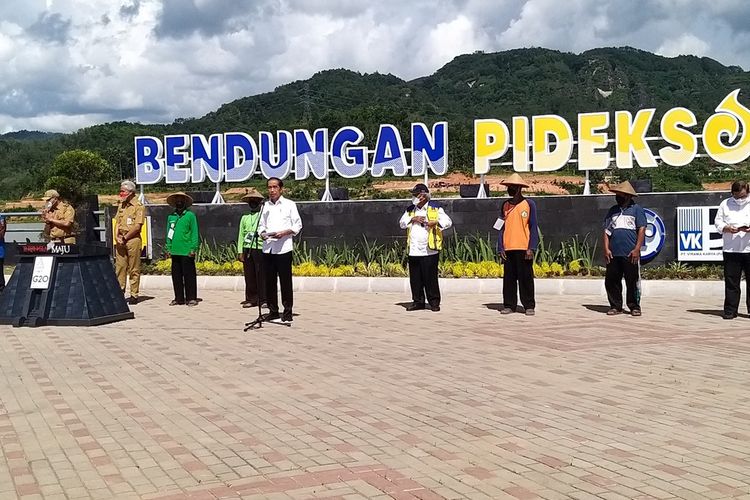 RESMIKAN-Presiden RI Joko Widodo meresmikan Bendungan Pidekso yang  berada di Desa Pidekso, Kecamatan Giriwoyo, Kabupaten Wonogiri, Jawa Tengah, Selasa (28/12/2021) siang