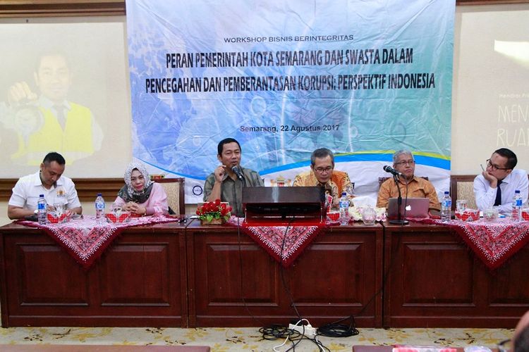 Wali Kota Semarang Hendrar Prihadi bersama Wakil Ketua KPK Alexander Marwata pada workshop bisnis berintegrasi di Semarang, Selasa (22/8/2017).