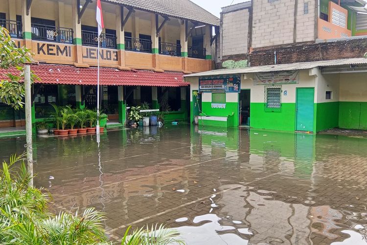 Kondisi memprihatinkan SDN Kemijen 03, Kecamatan Semarang Timur, Kota Semarang, Jawa Tengah pada Selasa (28/10/2025).