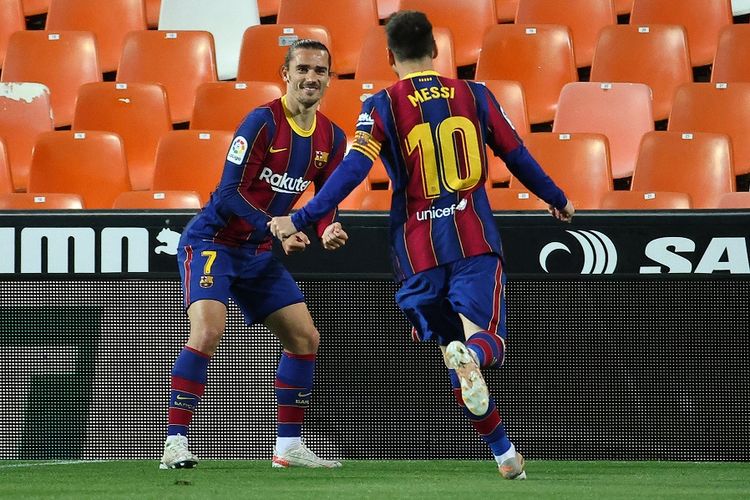 Penyerang Barcelona Antoine Griezmann (kiri) merayakan gol bersama Lionel Messi (10) dalam pertandingan Liga Spanyol antara Valencia vs Barcelona di Stadion Mestalla di Valencia pada 2 Mei 2021.