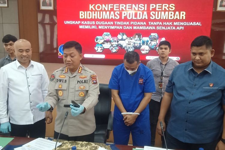 Pengusaha Yogyakarta ditetapkan tersangka kasus penipuan dan kepemilikan senpi ilegal, Selasa (7/2/2023) di Mapolda Sumbar.