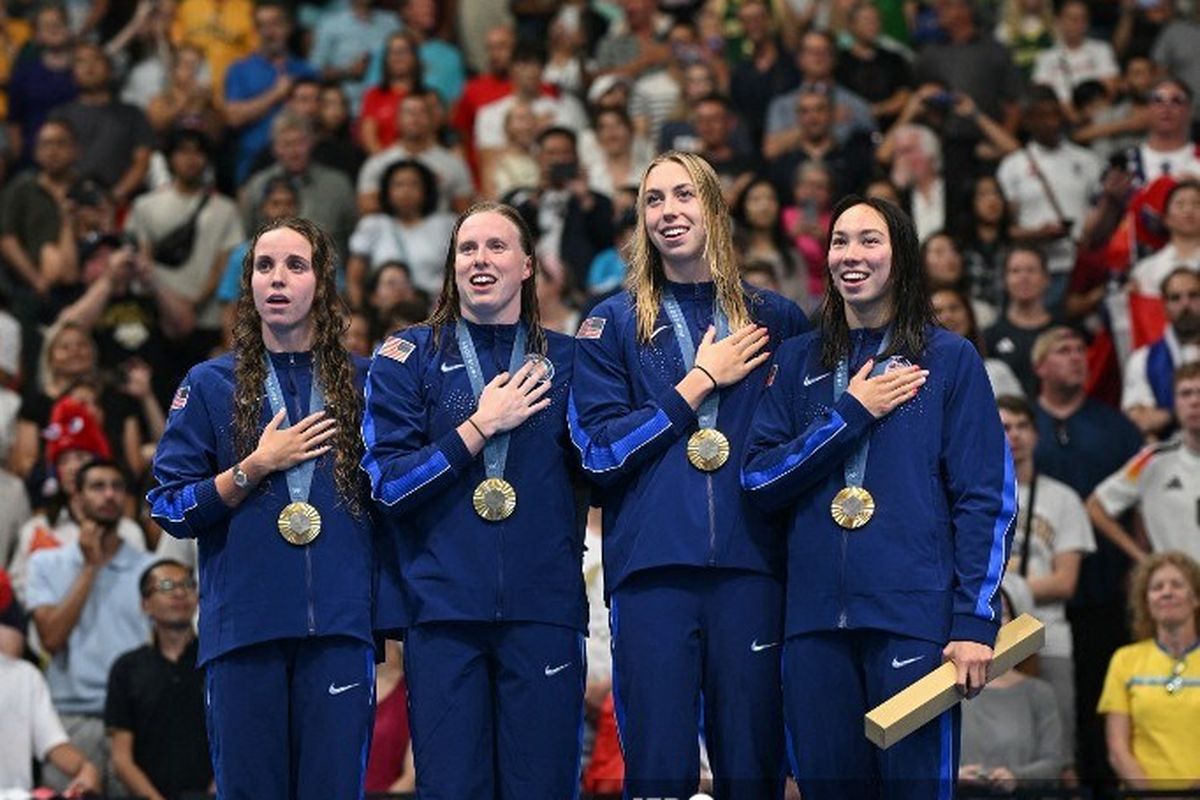 Tim renang gaya ganti estafet putri Amerika Serikat, terdiri dari Regan Smith, Lilly King, Gretchen Walsh, dan Torri Huske berdiri di podium usai menjuarai cabang olahraga nomor tersebut di Olimpiade Paris, di Paris La Defense Arena, Nanterre, Minggu (4/8/2024).