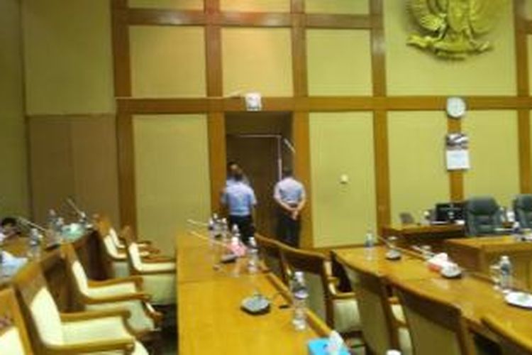 Ruang rapat komisi VII pasca-perkelahian antara dua anggota DPR, Mulyadi (F-Demokrat) dengan Mustofa Assegaff (F-PPP), Rabu (8/4/2015). Pintu sekretariat dijaga oleh Pamdal dan sebuah ambulans didatangkan.