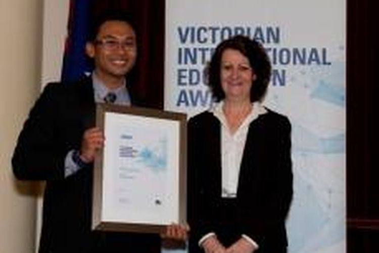 Harriyadi Irawan (30), pelajar diplomata lanjutan jasa pelayanan di Sekolah Kejuruan William Angliss, Melbourne, meraih penghargaan sebagai pelajar terbaik se-Melbourne, Australia. Photo oleh Australiaplus.com