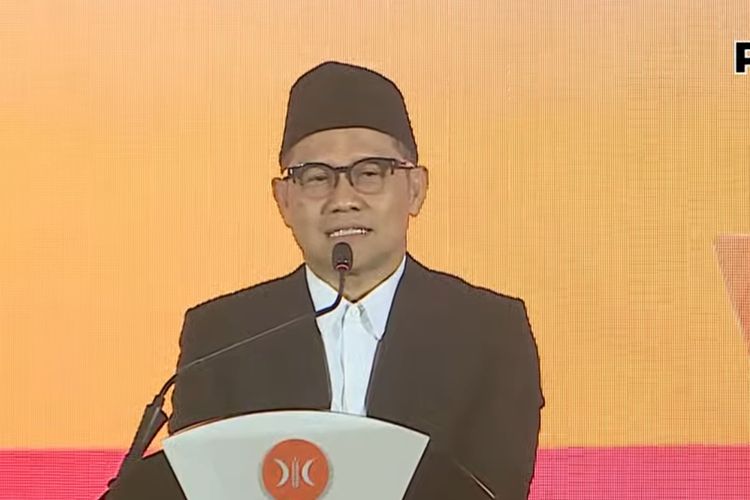 Ketua Umum Partai Kebangkitan Bangsa (PKB) Abdul Muhaimin Iskandar melontarkan kelakar saat menyampaikan pidato dalam Musyawarah Nasional (Munas) VI Partai Keadilan Sejahtera (PKS) di Hotel Sultan, Jakarta, Minggu (28/9/2025).