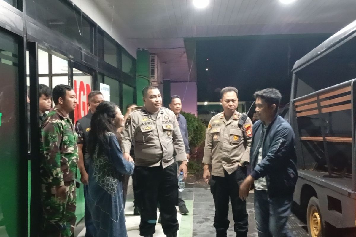 Polisi yang mengamankan ibu muda berinisial NA (25) usai diduga menghabisi nyawa bayinya sendiri, pelaku dijemput polisi di RS Ibnu Sina Makassar, Jalan Urip Sumiharjo, Kota Makassar, Sulsel, Sabtu (5/7/2025) dini hari.