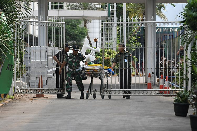 Anggota TNI membawa ranjang medis untuk Menko Polhukam Wiranto, dari Instalasi Gawat Darurat RSPAD Gatot Soebroto, Jakarta, Kamis (10/10/2019). Menko Polhukam Wiranto dibawa dan dirawat di RSPAD setelah sebelumnya mendapat perawatan di RSUD Berkah Pandeglang, Banten karena diserang orang tidak kenal saat kunjungan kerja di daerah tersebut.