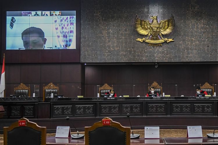 Hakim Konstitusi Anwar Usman (tengah), Arief Hidayat (kiri) dan Daniel Yusmic P Foekh (kanan) memimpin sidang Pengujian Materiil Undang-Undang Nomor 19 Tahun 2019 tentang Perubahan Kedua Atas Undang-Undang Nomor 30 Tahun 2002 tentang Komisi Pemberantasan Tindak Pidana Korupsi terhadap UUD 1945 di gedung Mahkamah Konstitusi (MK), Jakarta, Senin (2/8/2021). Sidang tersebut beragendakan pemeriksaan pendahuluan. ANTARA FOTO/Galih Pradipta/hp.
