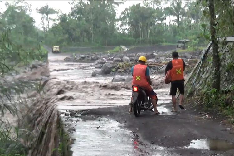Warga tidak berani menyeberangi derasnya banjir lahar Gunung Semeru di Lumajang, Selasa (8/11/2022)