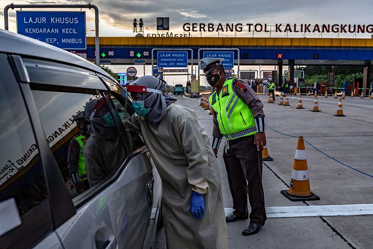 Petugas kesehatan memeriksa suhu pengendara roda empat saat penyekatan pemudik di Gerbang Tol Kalikangkung, Semarang, Jawa Tengah, Selasa (26/5/2020). Satlantas Polrestabes Semarang mencatat sejak pukul 07.00-17.00 WIB sebanyak 276 kendaraan roda empat maupun bus yang mengangkut pemudik menuju Jakarta melalui gerbang tol tersebut diperintahkan untuk berputar balik karena tidak dilengkapi surat izin keluar-masuk (SIKM).