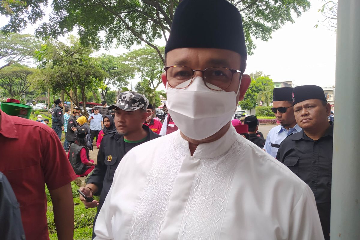 Gubernur DKI Jakarta Anies Baswedan saat mengantar jenazah Fahmi Idris di TPU Tanah Kusir, pada Minggu (22/5/2022). 