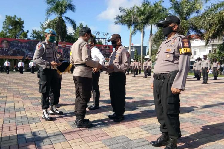 Kapolres Tasikmalaya Kota AKBP Anom Karibianto, menyerahkan penghargaan kepada anggota Polsek Ciawi yang berhasil membantu persalinan seorang ibu muda di mobil patroli dari Kapolda Jabar, Senin (13/4/2020).