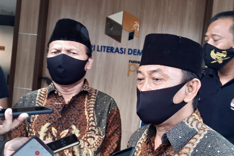 Pasangan calon wali kota dan wakil wali kota dari jalur independen, Bagyo Wahyono-FX Supardjo (Bajo) ditemui di Kantor KPU Solo, Jawa Tengah, Senin (26/10/2020).