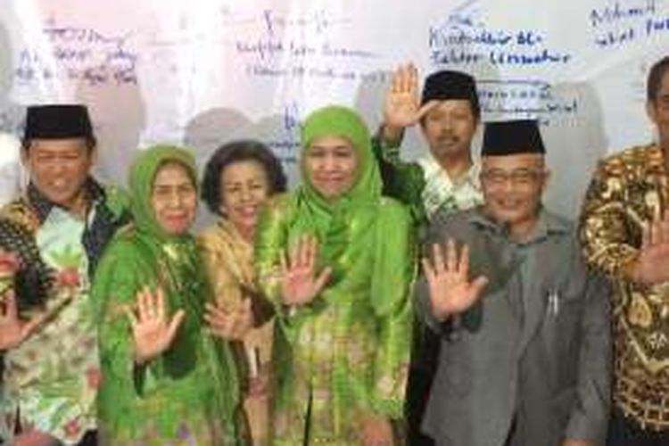 Menteri Sosial Khofifah Indar Parawansa mendeklarasikan Laskar Anti Narkoba Muslimat NU Jawa Tengah saat acara Pelantikan dan Rakerwil Muslimat NU Jawa tengah di Semarang, Sabtu (29/10/2016).