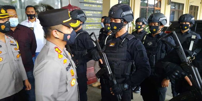 Kapolresta Taaikmalaya AKBP Doni Hermawan, mengecek kesiapan Tim Maung Galunggung buru geng motor dan aksi jalanan di Mako Polresta Tasikmalaya, Kamis (28/1/2021).