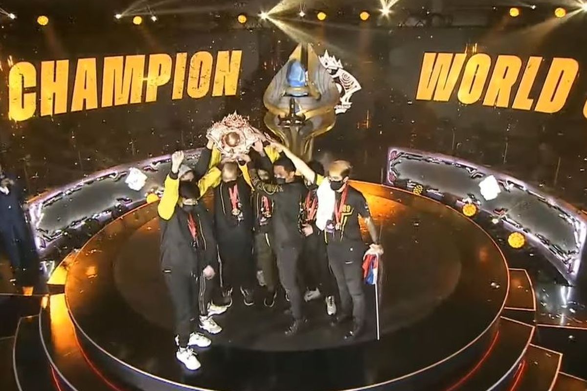 Bren Esports menggenggam piala M2 World Championship, Minggu (24/1/2021).