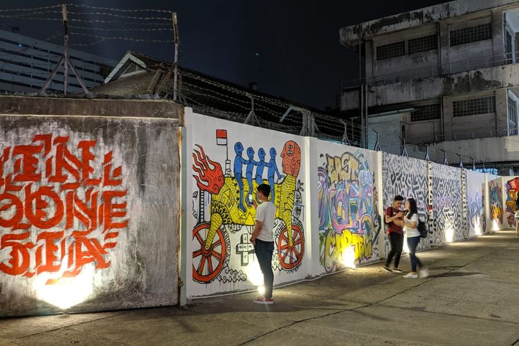 Sejumlah mural yang berada di ruang tengah M Bloc Space menjadi spot foto bagi anak muda