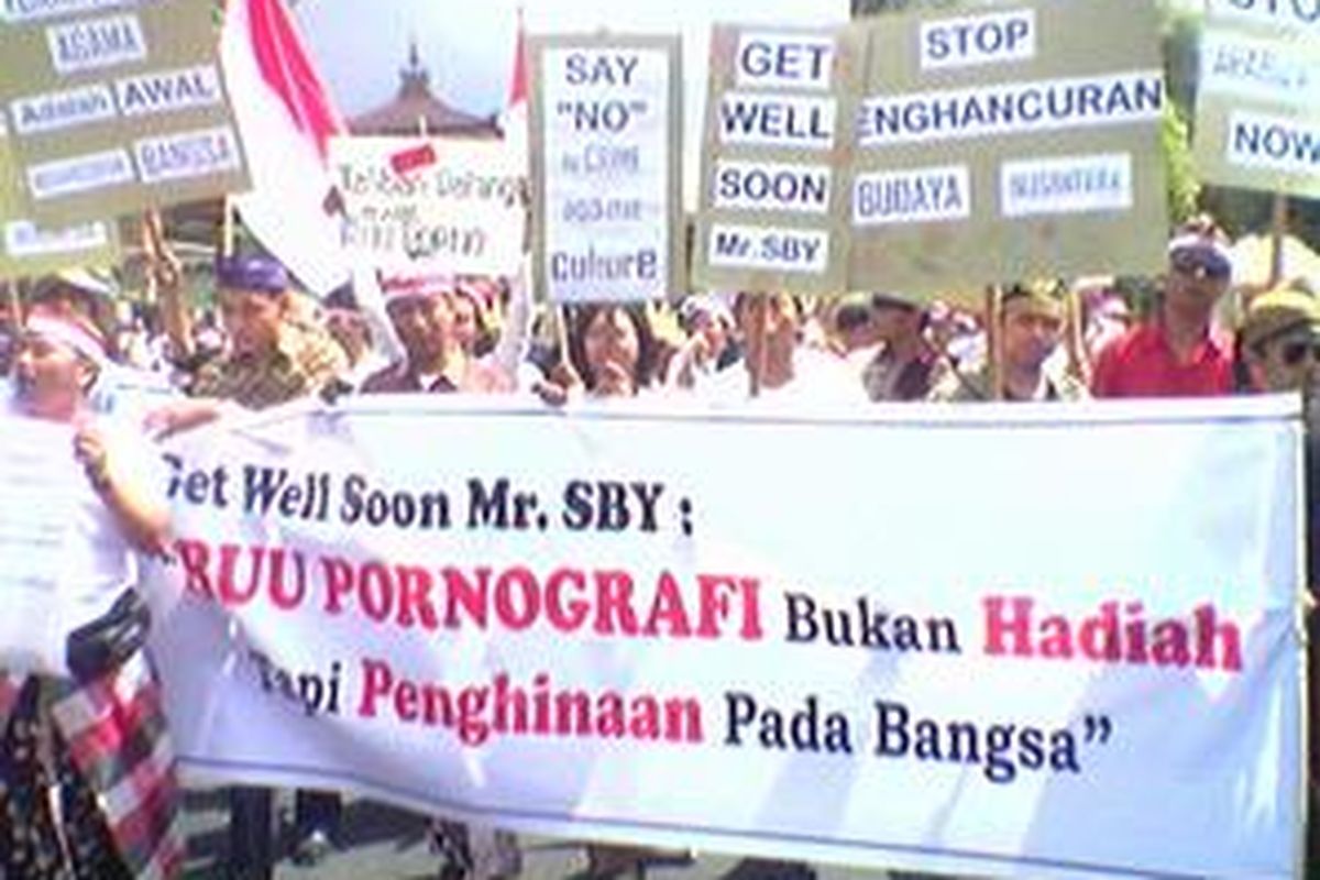 Sekitar 1.000 masyarakat Bali dengan mengenakan pakaian adat setempat turun ke sejumlah ruas jalan di Kota Denpasar, Bali, Rabu (17/9) untuk menyatakan penolakan atas keberadaan dan upaya pembahasan RUU Pornografi di DPR.